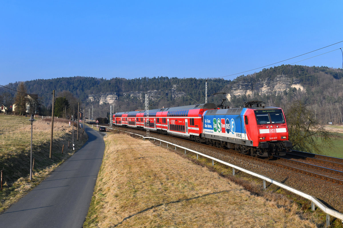 146 017 mit einer S-Bahn am 25.03.2018 bei Rathen. 