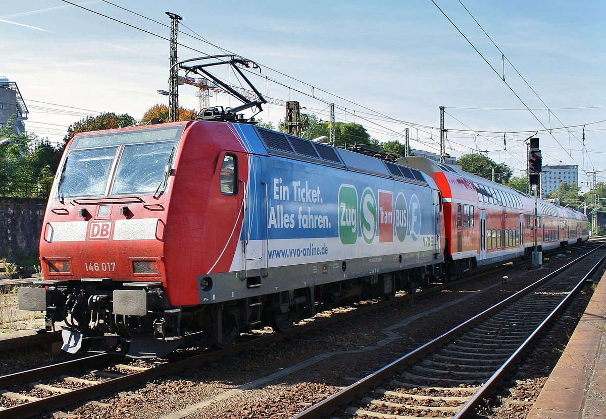 146 017 schiebt am 30.9.2017 den RE50 (RE16518)  Saxonia  nach Leipzig Hauptbahnhof aus dem Dresdener Hauptbahnhof. 