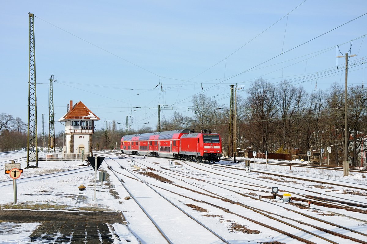 146 018 (91 80 6146 018-7 D-DB) mit RE30 16323 in Köthen am 18.03.2018 