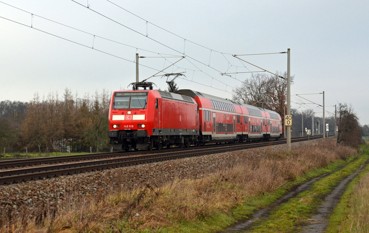 146 018 rollte mit ihren drei Dosto-Wagen als RE8 von Magdeburg nach Halle(S). Hier passiert der Zug am 03.12.19 Jeßnitz Richtung Bitterfeld. Ab dem Fahrplanwechsel werden diese Züge von der Strecke verschwinden und es kommen nur noch Talent2-Züge als RE13 zum Einsatz. Gruß an den Lokführer!