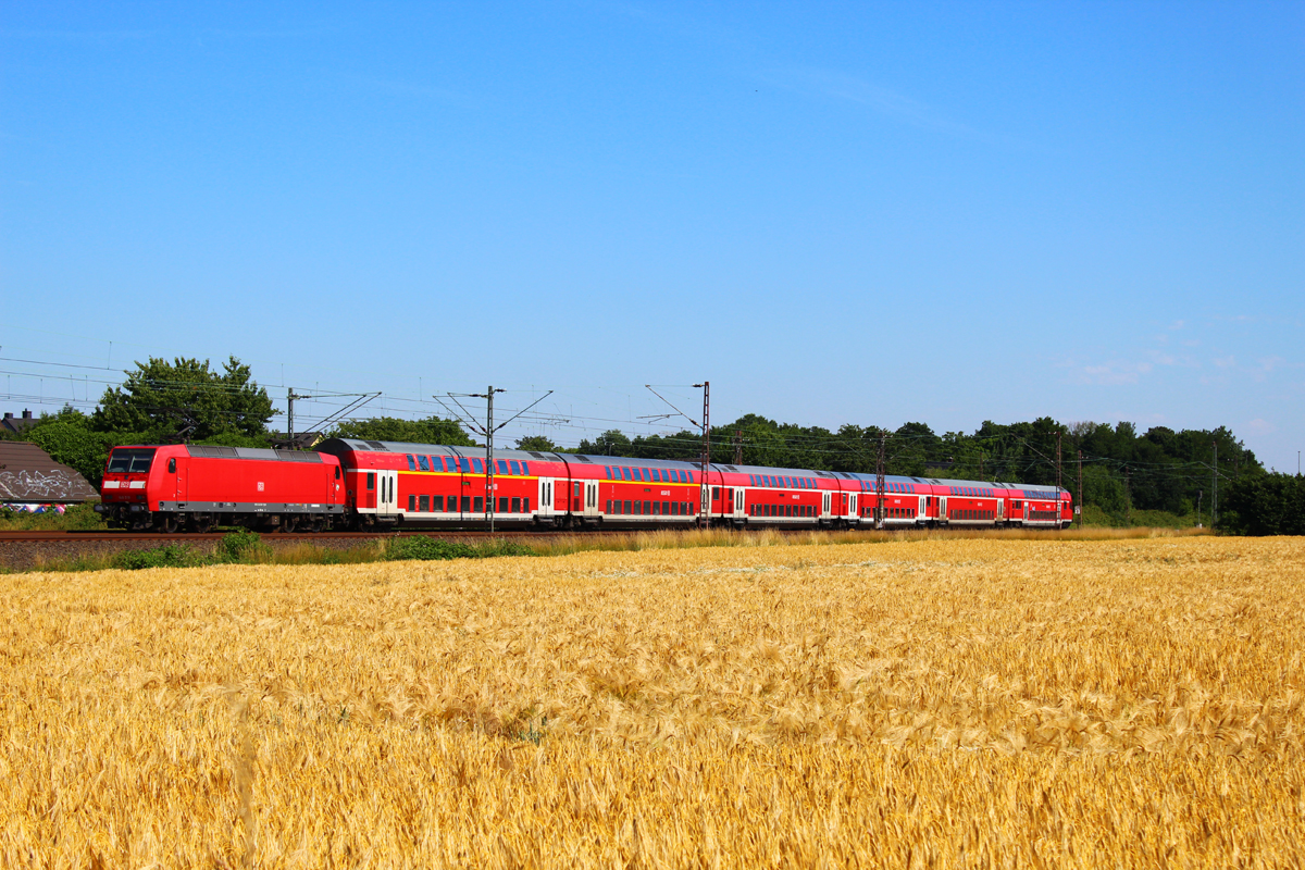 146 018 schiebt den RE1 nach Düren durch Langenfeld am 01.07.2015