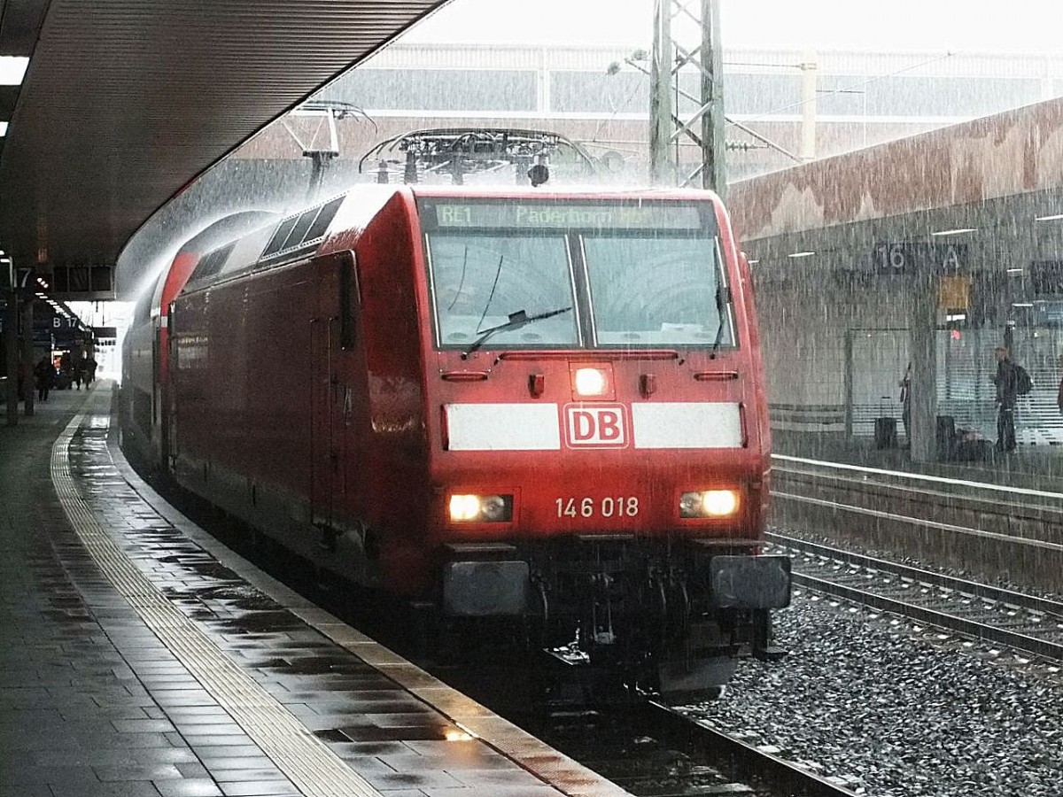 146 018 stand mit dem RE1 nach Paderborn während eines starken Gewitterschauers im Düsseldorfer HBF und wartet auf Fahrt.

Düsseldorf 31.08.2014
