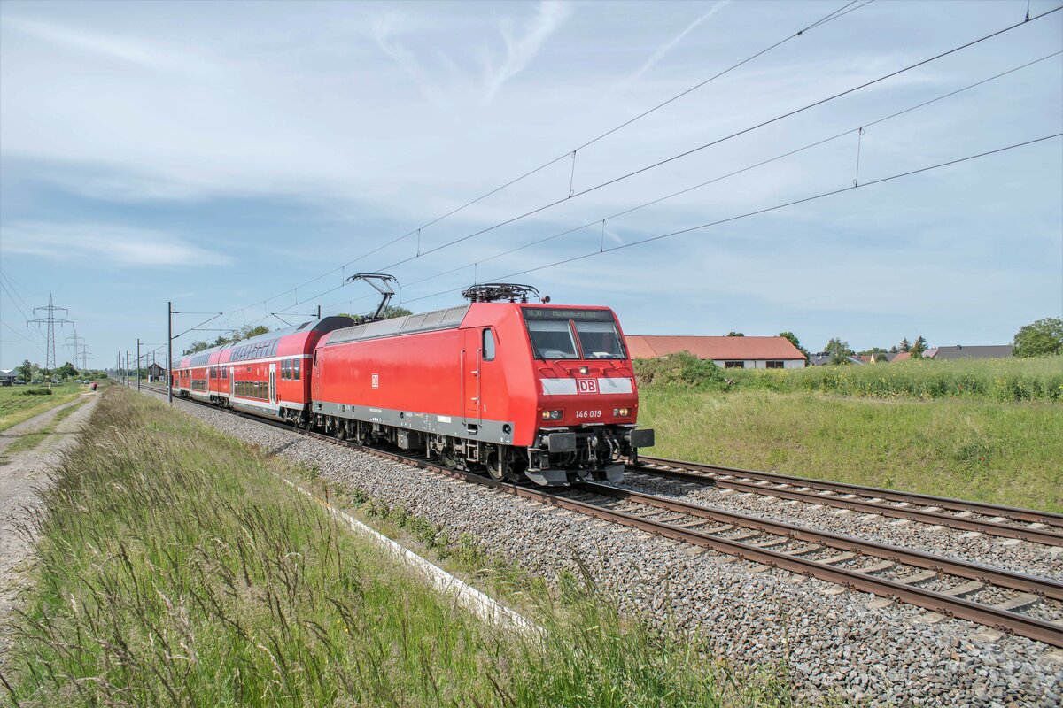 146 019-5 ist am 01.06.2021 als RE 30 bei Braschwitz in Richtung Magdeburg/Hbf. unterwegs.