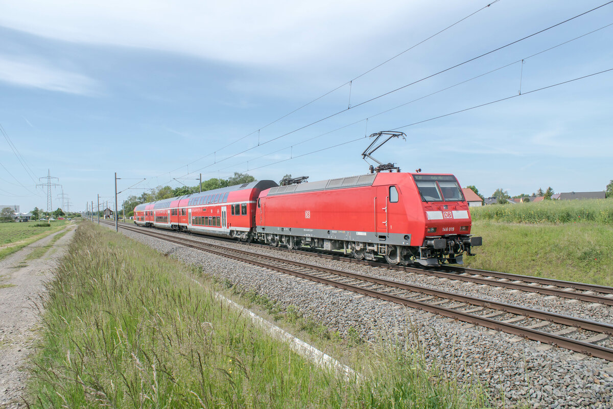 146 019-5 schiebt RE 30 in Richtung Halle/S. gesehen am 01.06.2021 bei Braschwitz.