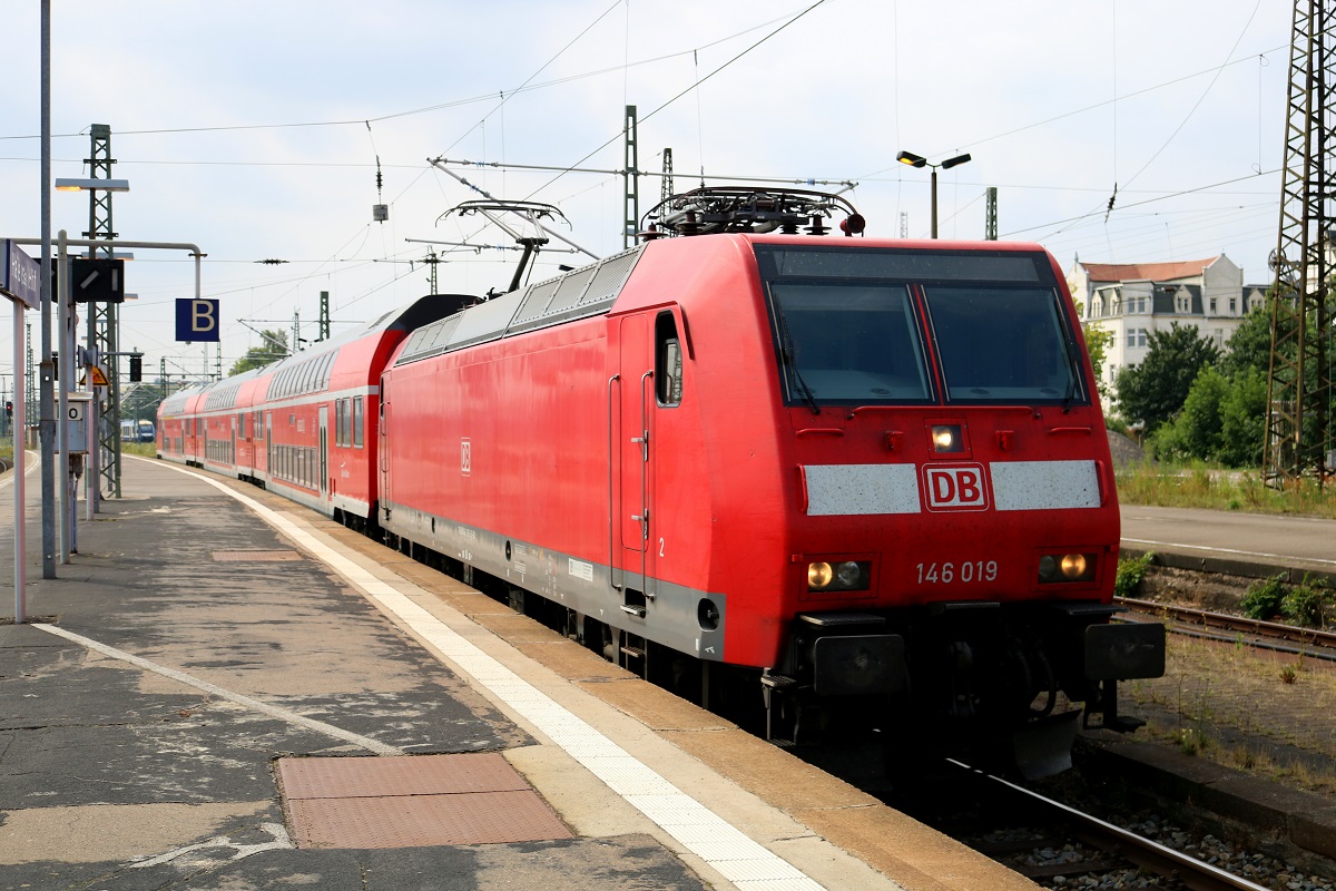 146 019 als verspäteter RE 16314 (RE30) von Naumburg(Saale)Hbf erreicht seinen Endbahnhof Halle(Saale)Hbf. Wegen Bauarbeiten bei Köthen fuhr der Zug nicht bis Magdeburg Hbf. [8.7.2017 - 10:19 Uhr]