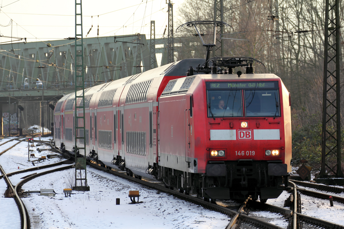146 019 mit RE 2 nach Münster(Westf.) Hbf. durchfährt Recklinghausen-Süd 29.12.2014