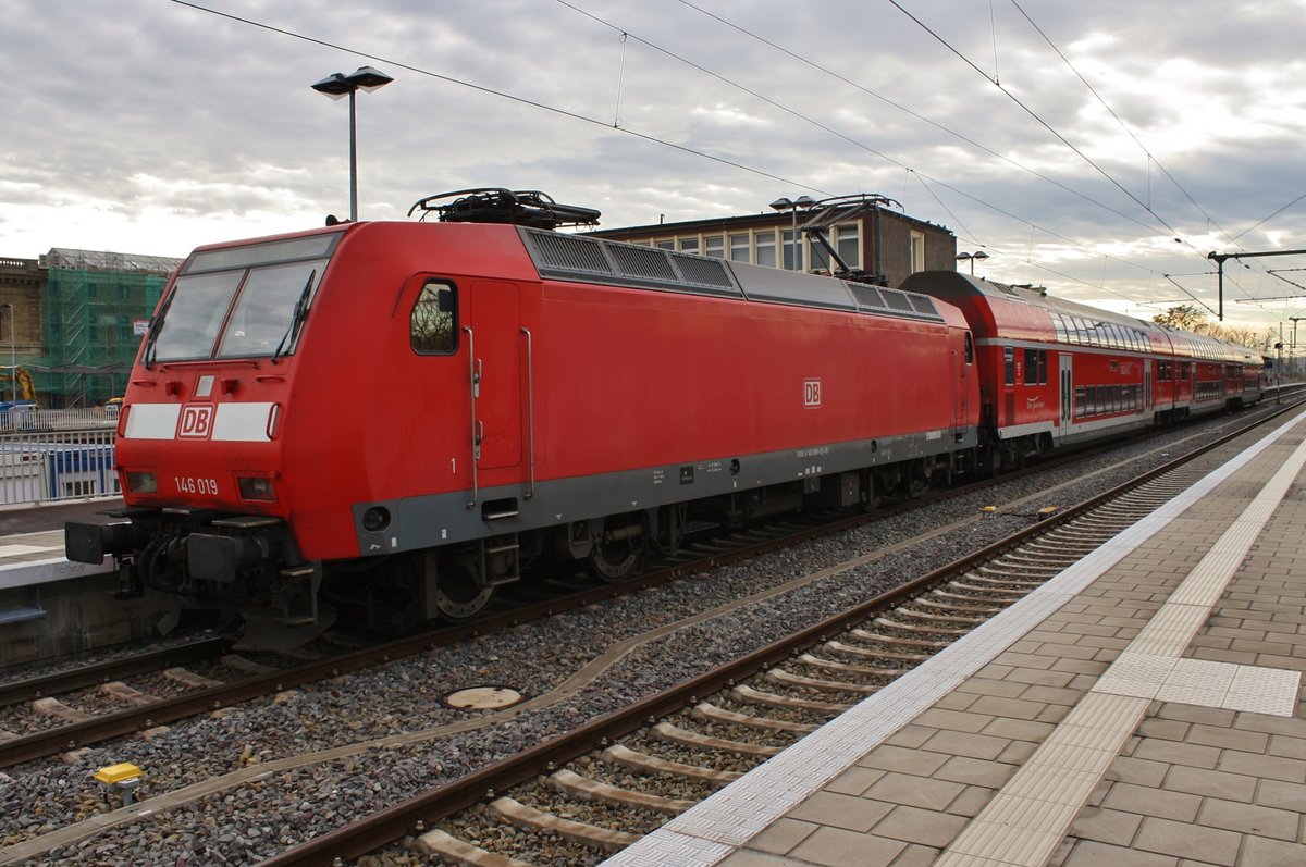 146 019 steht am 12.11.2018 mit dem RE20 (RE4682) nach Uelzen im Magdeburger Hauptbahnhof bereit. 