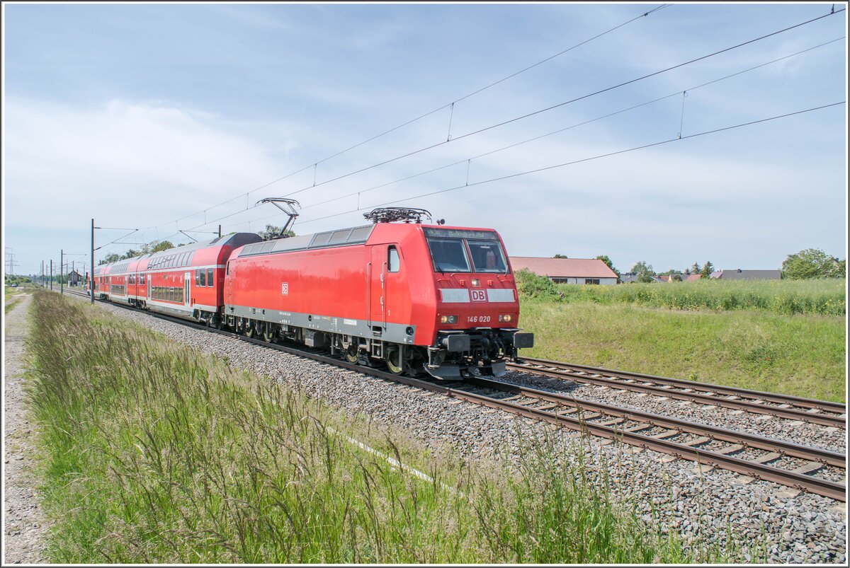 146 020-3 ist als RB in Richtung Magdeburg bei Braschwitz unterwegs,01.06.2021