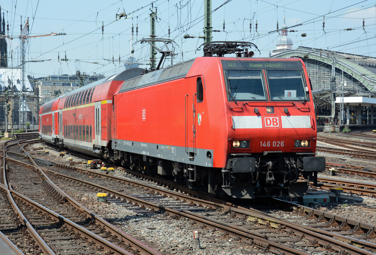 146 020-3 RE1 nach Hamm, Ausfahrt Hbf Köln - 31.07.2014
PS: Standort = Gehweg zwischen Hbf und Hohenzollernbrücke, hier nur ca. 1,5 m vom ersten Gleis. 