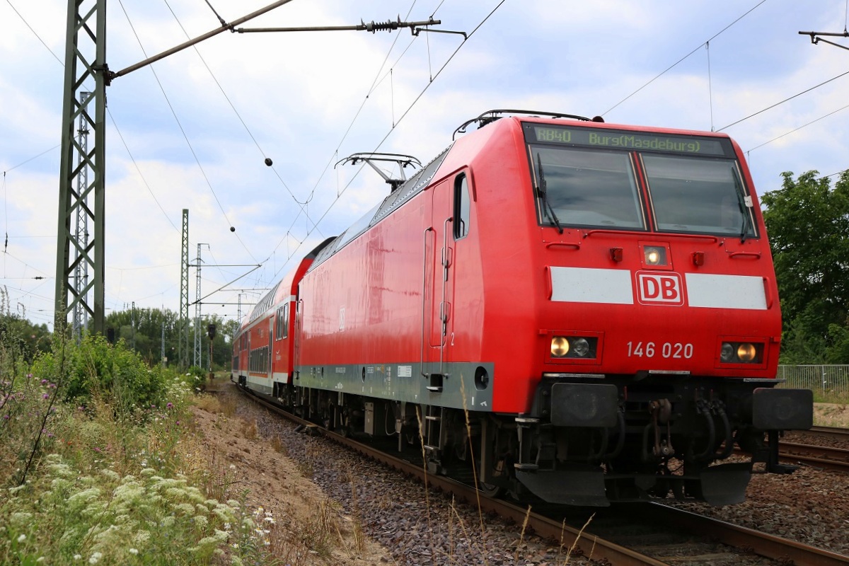 146 020 der Elbe-Saale-Bahn (DB Regio Südost) als verspätete RB 16419 (RB40) von Braunschweig Hbf nach Burg(Magdeburg) fährt in den Bahnhof Biederitz ein. [14.7.2017 - 12:52 Uhr]