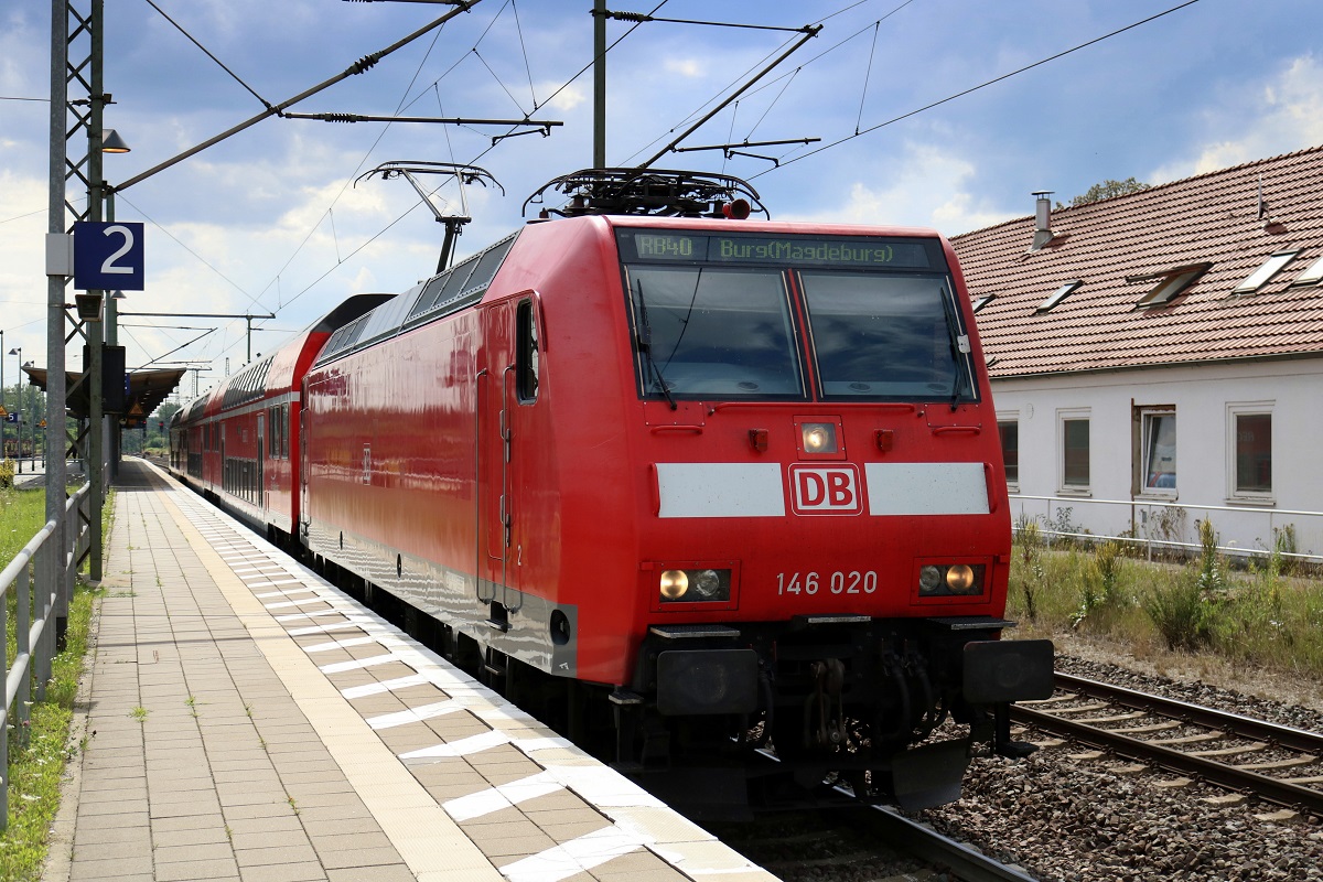146 020 der Elbe-Saale-Bahn (DB Regio Südost) als RB 16427 (RB40) von Braunschweig Hbf nach Burg(Magdeburg) verlässt den Bahnhof Helmstedt. [14.7.2017 - 15:50 Uhr]