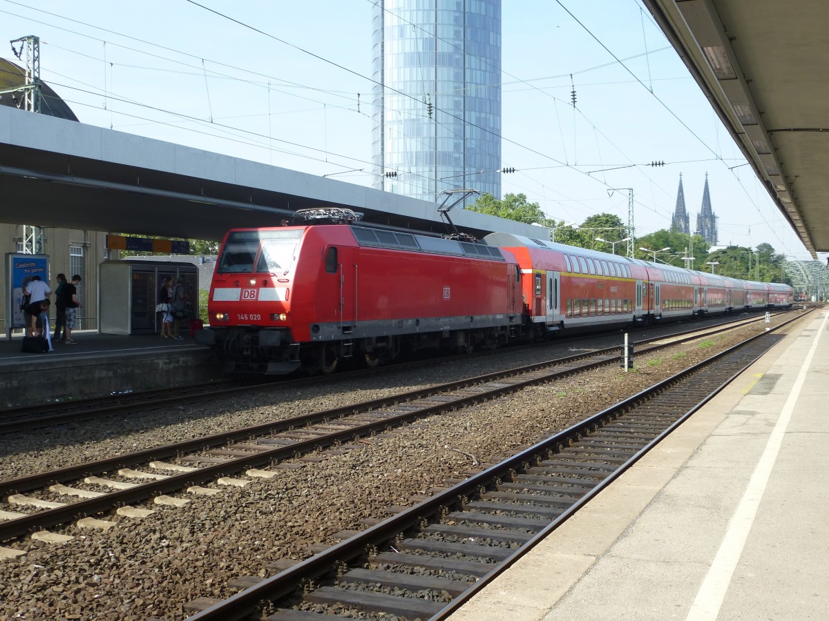 146 020 fhrt hier in Kln Messe/Deutz ein.
22.08.2013.