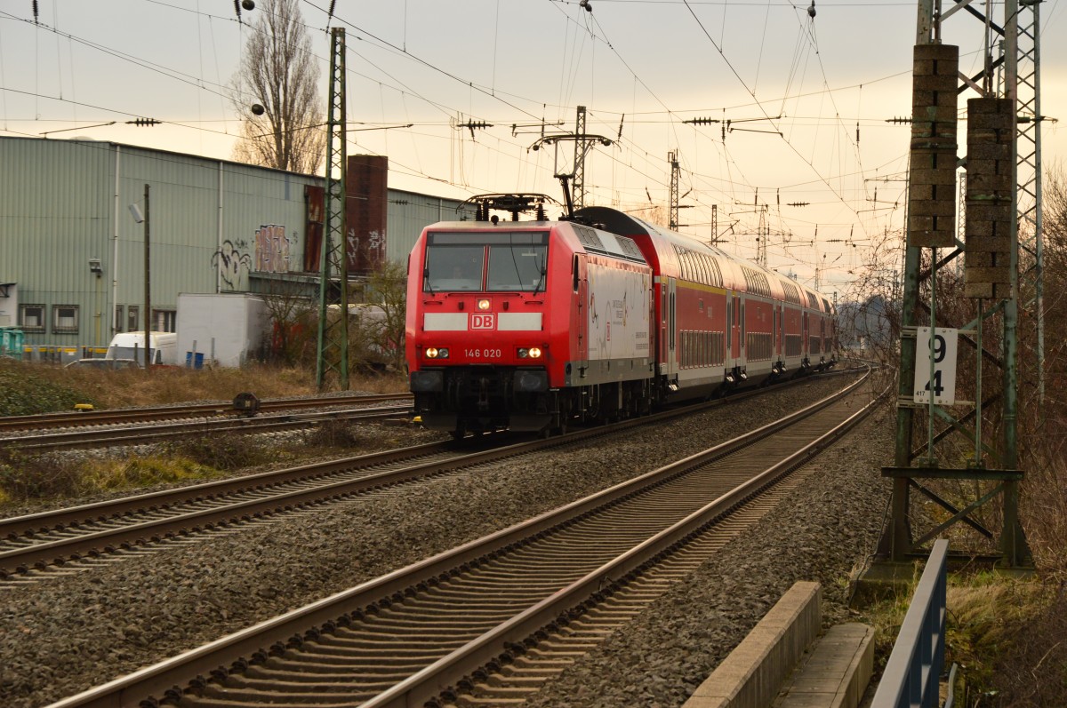 146 020 mit einem Dostock als RE5 von Koblenz nach Emmerich fahrend, hier ist er in Hürth Kalscheuren in Richtung Köln fahrend. 18.1.2015