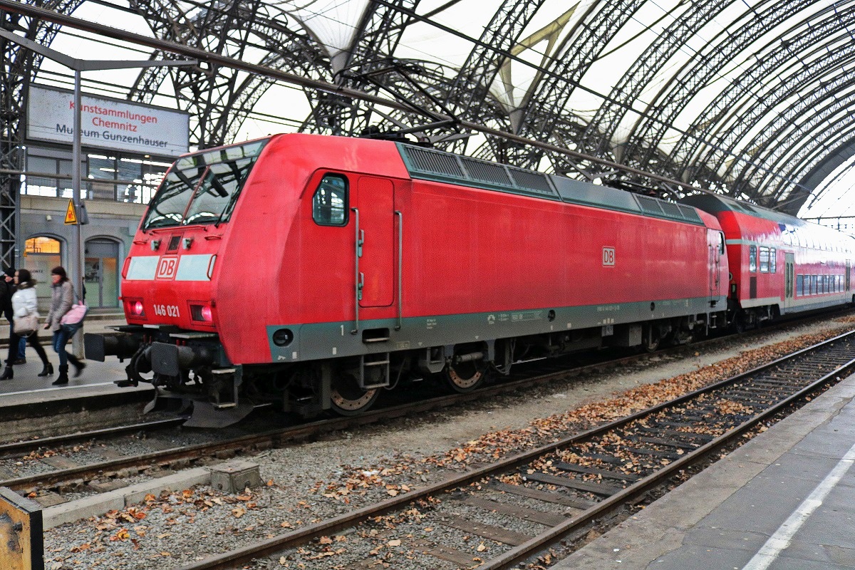 146 021 von DB Regio Südost als RE 16516 (RE50 |  Saxonia-Express ) steht in seinem Startbahnhof Dresden Hbf auf Gleis 10 bereit. Auf dieser Linie fahren meist BR 442. Bild durchlief die Selbstfreischaltung. [16.12.2017 | 11:37 Uhr]