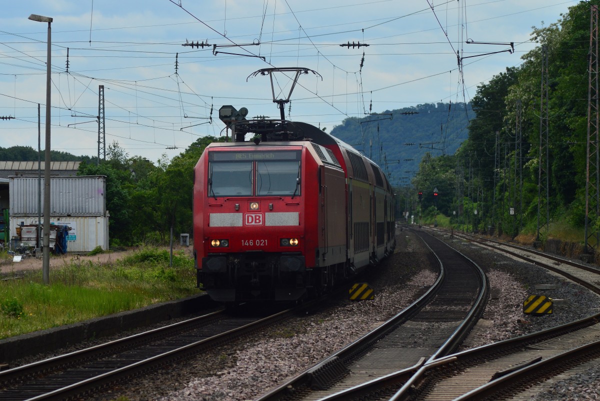 146 021 mit einem RE 5 nach Emmerich bei der Durchfahrt in Brohl-Lützing am Sonntag den 31.5.2015.
