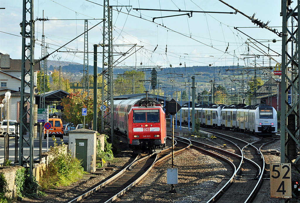 146 021 RE5 mit Dostos nach Emmerich verläßt den Bf Remagen. Rechts Einfahrt eines BR 460. 30.10.2013