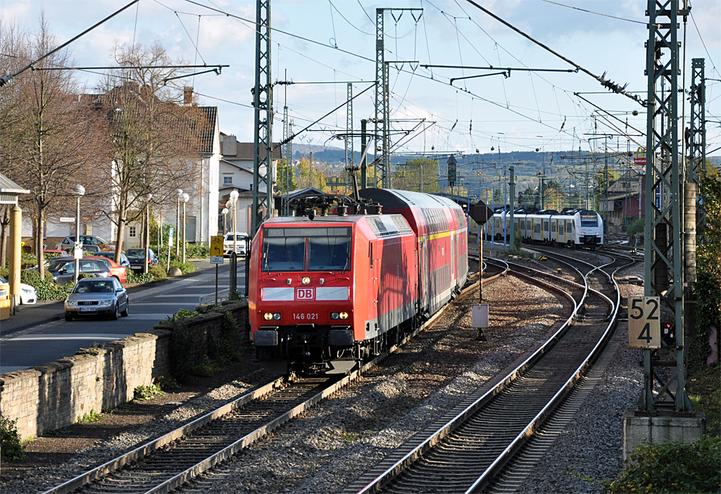 146 021 RE5 nach Emmerich bei der Ausfahrt aus dem Bf Remagen - 30.10.2013