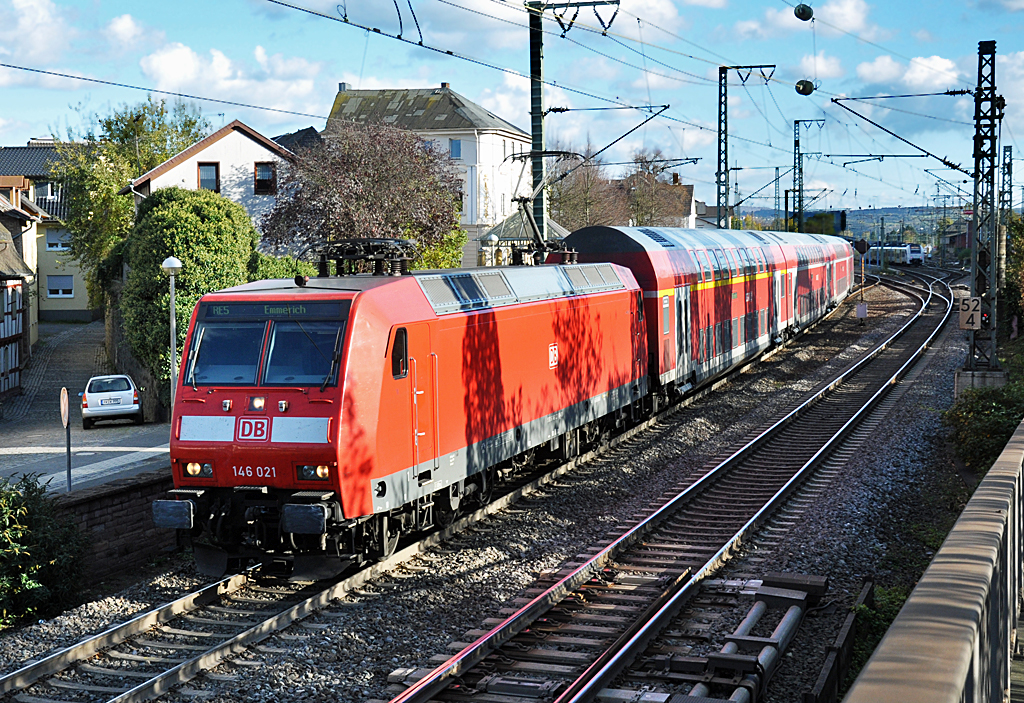 146 021 RE5 nach Emmerich verläßt den Bf Remagen - 30.10.2013