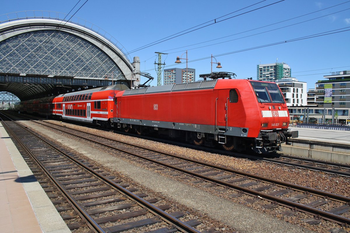 146 021 verlässt am 27.5.2017 mit der S1 von Meißen Triebischtal nach Schöna den Dresdener Hauptbahnhof.