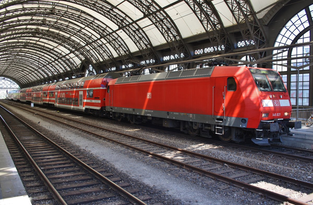 146 021 wartet am 27.5.2017 mit der S1 von Meißen Triebischtal nach Schöna im Dresdener Hauptbahnhof.