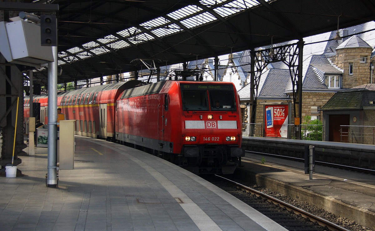 146 022 DB  steht mit dem RE1 im Bahnhof Aachen bereit zur Abfahrt nach Hamm-Westfalen.
Am Nachmittag vom 21.5.2015.