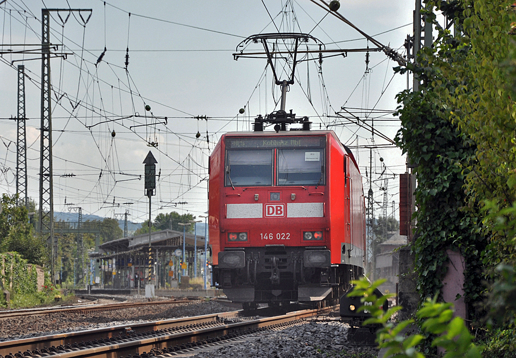 146 022 schiebt RE5 in den Bf Remagen - 29.08.2013