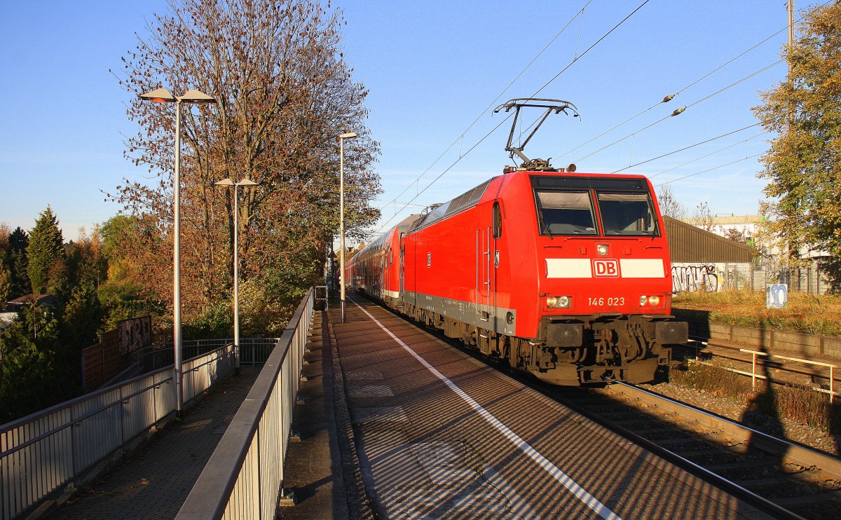 146 023 DB kommt die Kohlscheider-Rampe hoch aus Richtung Neuss,Herzogenrath mit einem Doppeldecker und am Zugend ist eine 111 157-4 DB und fährt durch Kohlscheid in Richtung Richterich,Laurensberg,Aachen-West,Aachen-Schanz,Aachen-Hbf.
Bei schönem Herbstwetter am Nachmittag vom 2.11.2015.