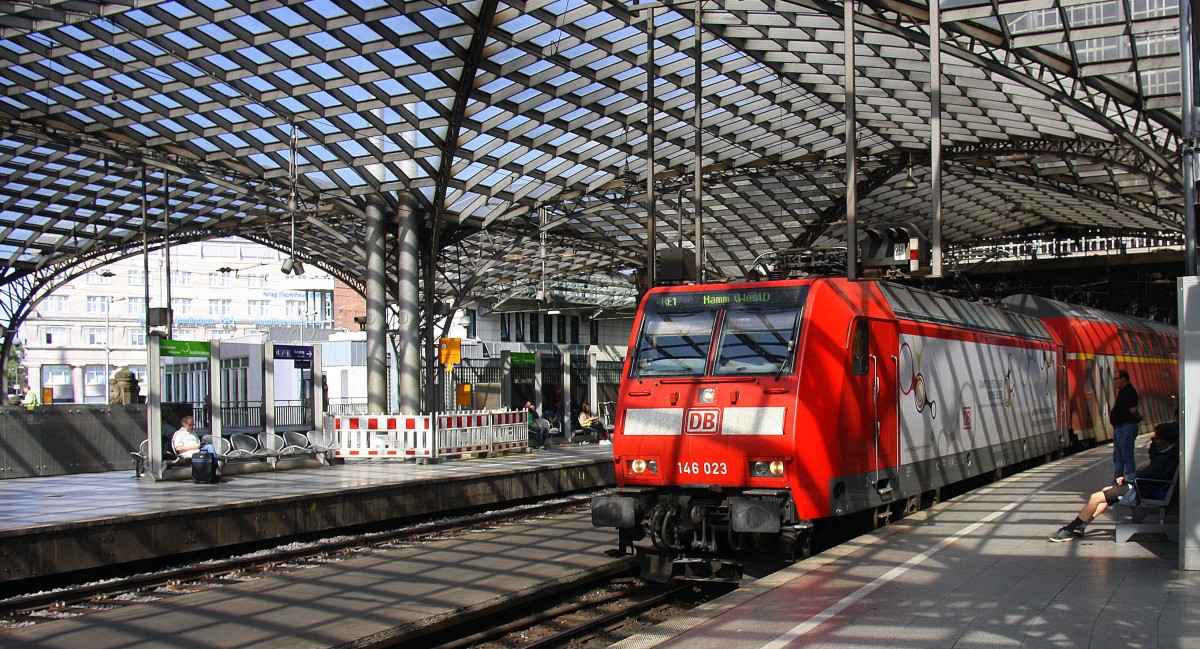 146 023 DB mit dem RE1(Nordrhein-Westfalen-Express) aus Aachen-Hbf-Hamm-Westfalen bei der Halt in Köln-Hbf am Vormittag vom 11.8.2014.