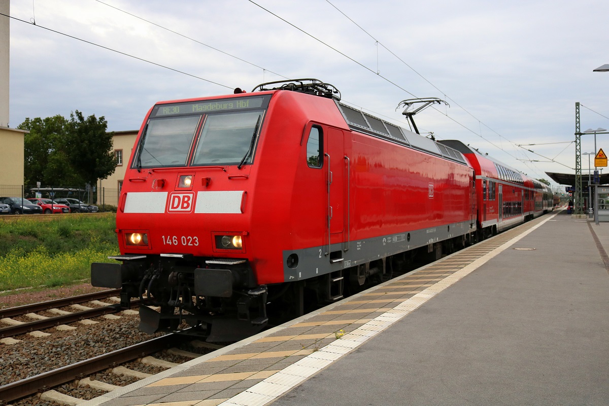 146 023 der Elbe-Saale-Bahn (DB Regio Südost) als RE 16316 (RE30) von Naumburg(Saale)Hbf nach Magdeburg Hbf steht im Bahnhof Merseburg auf Gleis 1. [9.9.2017 | 11:02 Uhr]