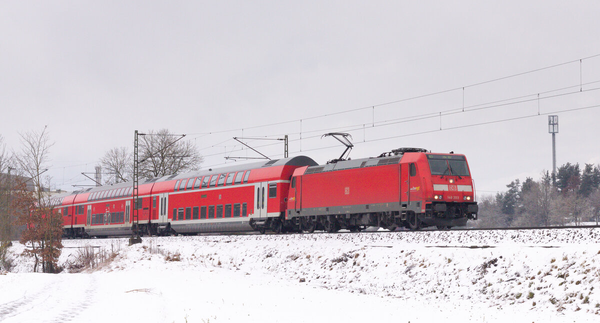 146 023 mit RE5 Stuttgart-Lindau Insel am 11.12.2021 zwischen Amstetten und Urspring. 