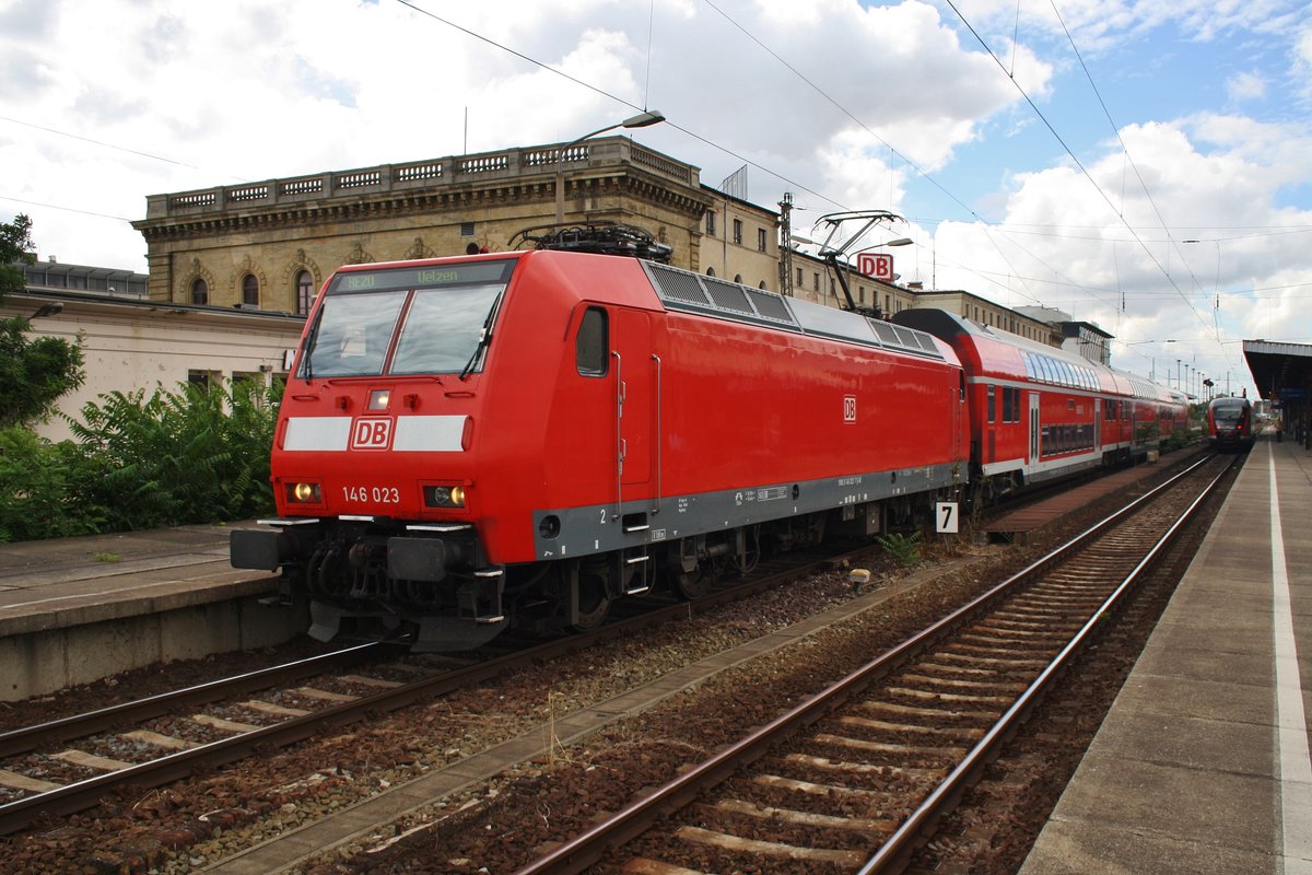 146 023 steht am 1.8.2016 mit einem RE20 (RE17652) von Magdeburg Hauptbahnhof nach Uelzen im Magdeburger Hauptbahnhof. 