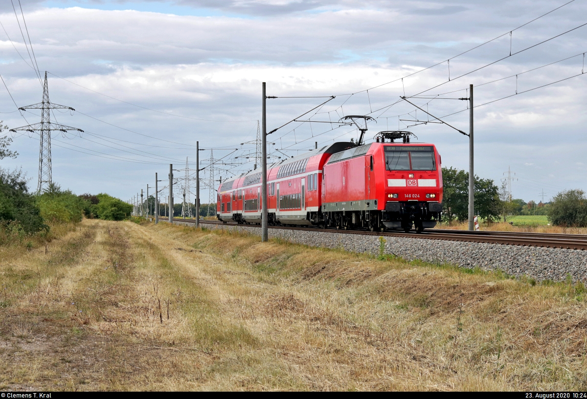 146 024-5 rollt in Schrittgeschwindigkeit statt mit 160 km/h an das aus unerklärlichem Grund Halt zeigende Signal der Blockstelle Braschwitz (Bk) heran. Nach einem kurzem Pfiff - womöglich gerichtet an den Schrankenwärter - ging es nach zügig geschlossener Schranke und gestelltem Signal auch weiter.

🧰 Elbe-Saale-Bahn (DB Regio Südost)
🚝 RE 16314 (RE30) Halle(Saale)Hbf–Magdeburg Hbf
🚩 Bahnstrecke Magdeburg–Leipzig (KBS 340)
🕓 23.8.2020 | 10:24 Uhr