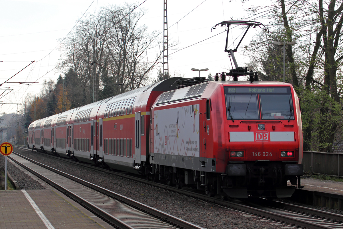 146 024 als Schublok  hinter RE 5 nach Koblenz Hbf. am Haltepunkt Oberhausen-Holten 7.12.2014