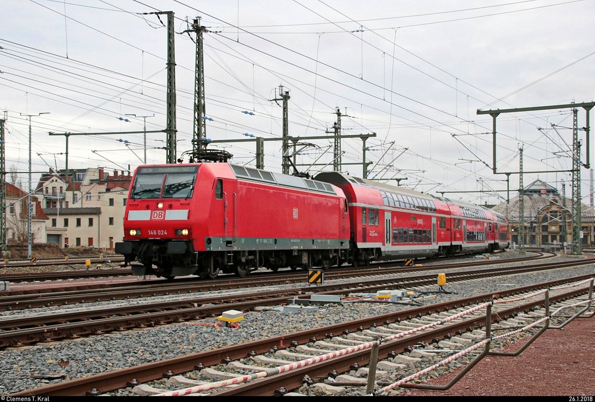 146 024 der Elbe-Saale-Bahn (DB Regio Südost) als RE 16324 (RE30) von Halle(Saale)Hbf nach Magdeburg Hbf durchfährt das Gleisvorfeld von Halle(Saale)Hbf. Aufgenommen von der Delitzscher Straße. [26.1.2018 | 15:15 Uhr]