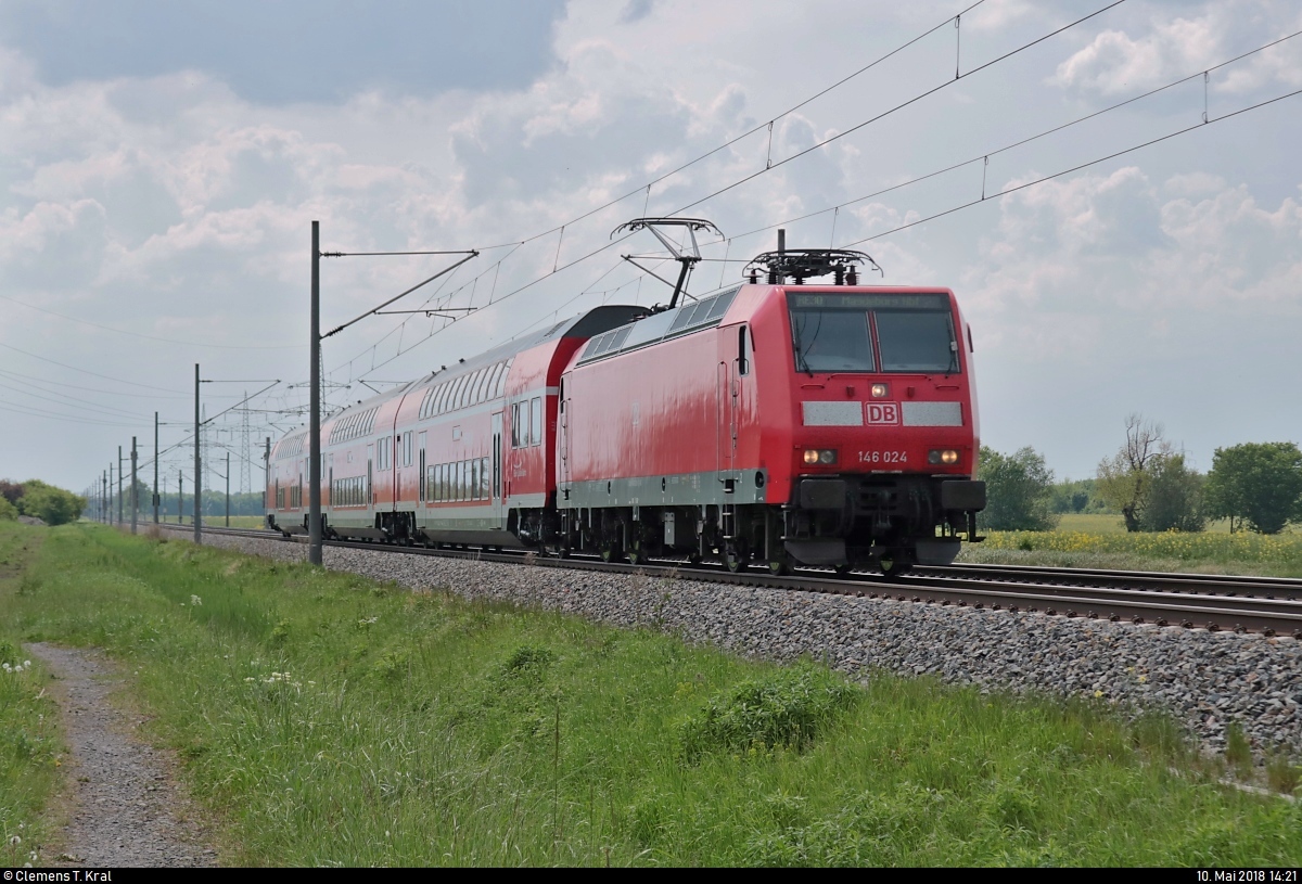 146 024 der Elbe-Saale-Bahn (DB Regio Südost) als RE 16322 (RE30) von Halle(Saale)Hbf nach Magdeburg Hbf fährt in Braschwitz auf der Bahnstrecke Magdeburg–Leipzig (KBS 340).
Aufgenommen im Gegenlicht.
[10.5.2018 | 14:21 Uhr]