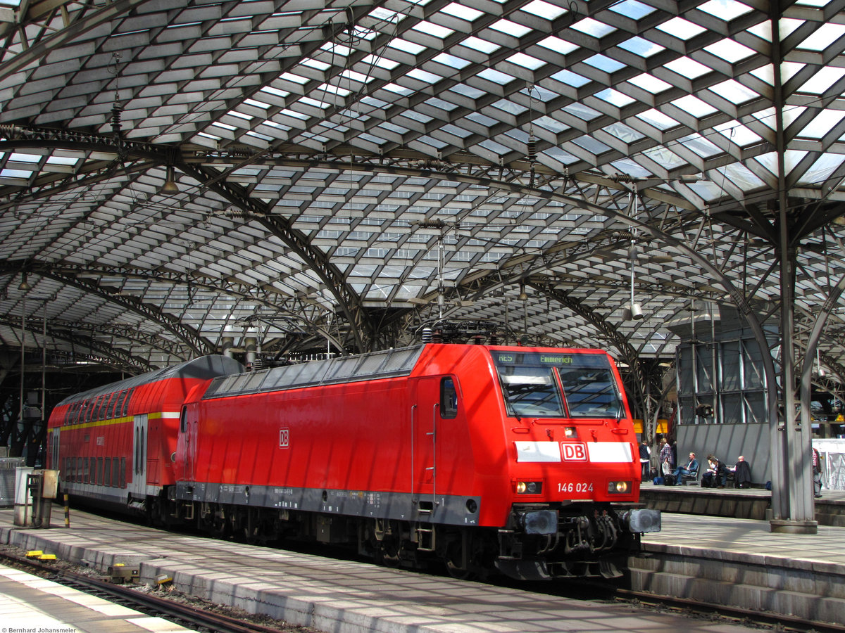 146 024 fährt mit dem RE5 nach Emmerich aus dem Kölner Hbf los ...
