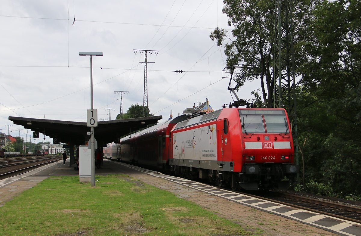 146 024 schiebt einen RE mit dem Ziel Koblenz Hbf. Aufgenommen am 15.07.2014 in Köln West.