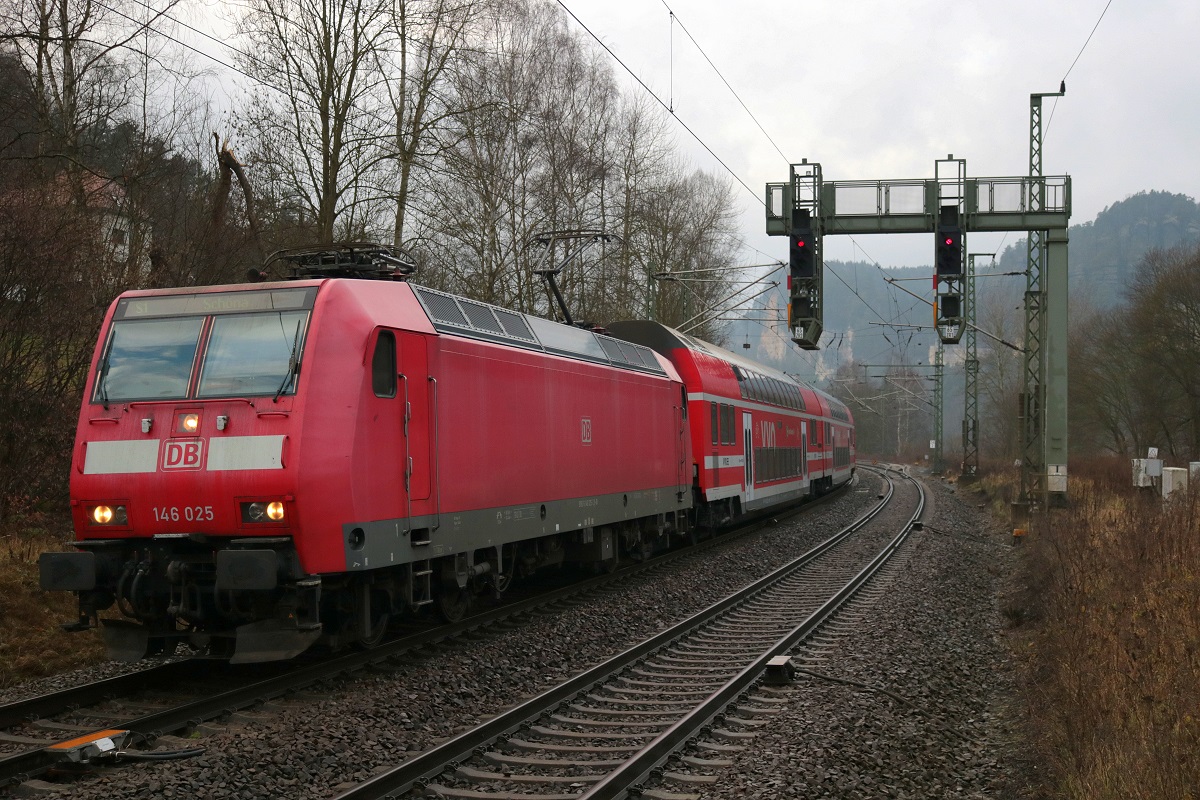 146 025 der S-Bahn Dresden (DB Regio Südost) als S 31737 (S1) von Meißen Triebischtal nach Schöna erreicht den Bahnhof Kurort Rathen auf der Bahnstrecke Děčín–Dresden-Neustadt (KBS 241.1 | Elbtalstrecke). [16.12.2017 | 14:06 Uhr]