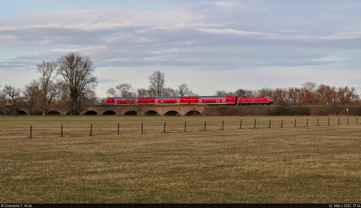 146 026-0 überquert samt Anhang die Steinlache bei Schkopau.

🧰 Elbe-Saale-Bahn (DB Regio Südost)
🚝 RE 4893  Saale-Express  (RE18) Halle(Saale)Hbf–Naumburg(Saale)Hbf
🚩 Bahnstrecke Halle–Bebra (KBS 580)
🕓 12.3.2021 | 17:14 Uhr