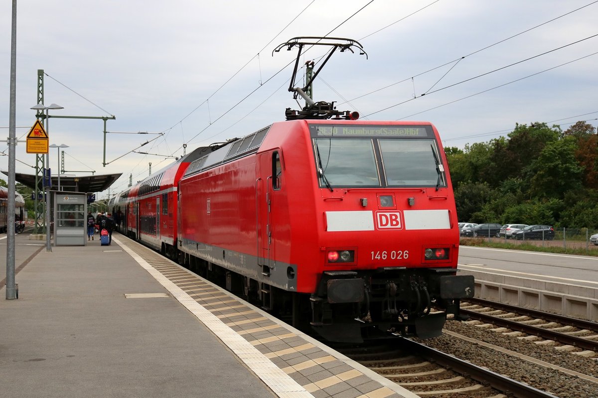 146 026 der Elbe-Saale-Bahn (DB Regio Südost) als RE 16315 (RE30) von Magdeburg Hbf nach Naumburg(Saale)Hbf steht im Bahnhof Merseburg auf Gleis 2. [9.9.2017 | 11:02 Uhr]