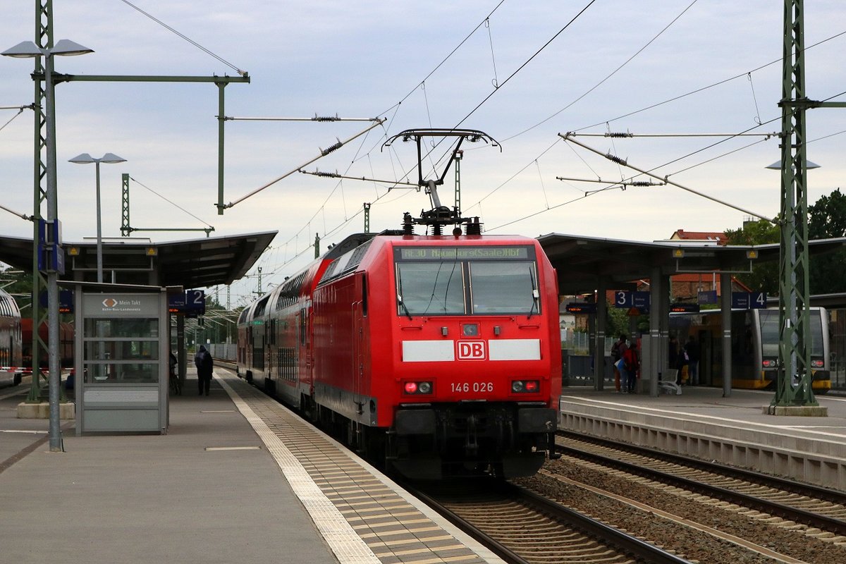 146 026 der Elbe-Saale-Bahn (DB Regio Südost) als RE 16315 (RE30) von Magdeburg Hbf nach Naumburg(Saale)Hbf verlässt den Bahnhof Merseburg auf Gleis 2. [9.9.2017 | 11:03 Uhr]