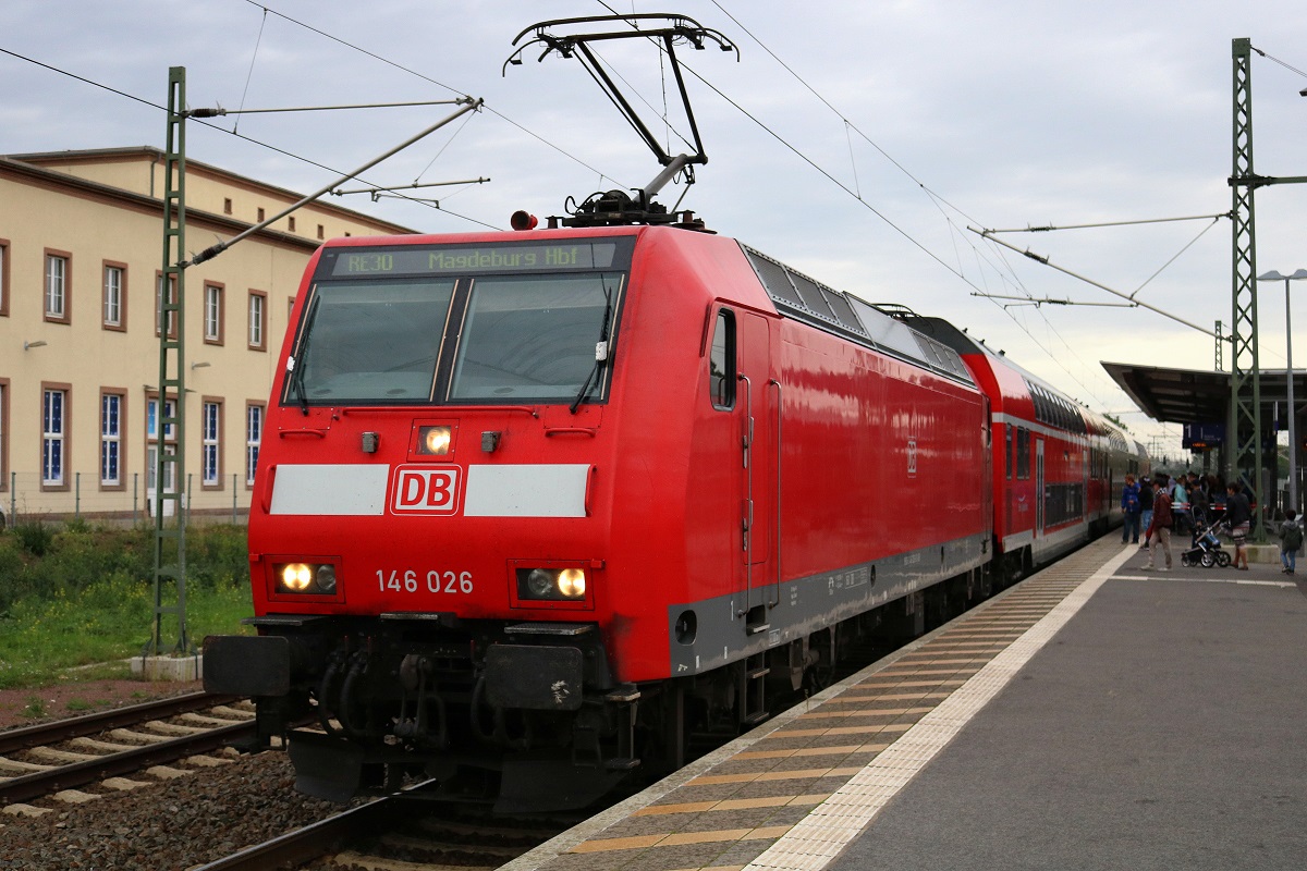 146 026 der Elbe-Saale-Bahn (DB Regio Südost) als RE 16318 (RE30) von Naumburg(Saale)Hbf nach Magdeburg Hbf erreicht den Bahnhof Merseburg auf Gleis 1. [9.9.2017 | 12:01 Uhr]