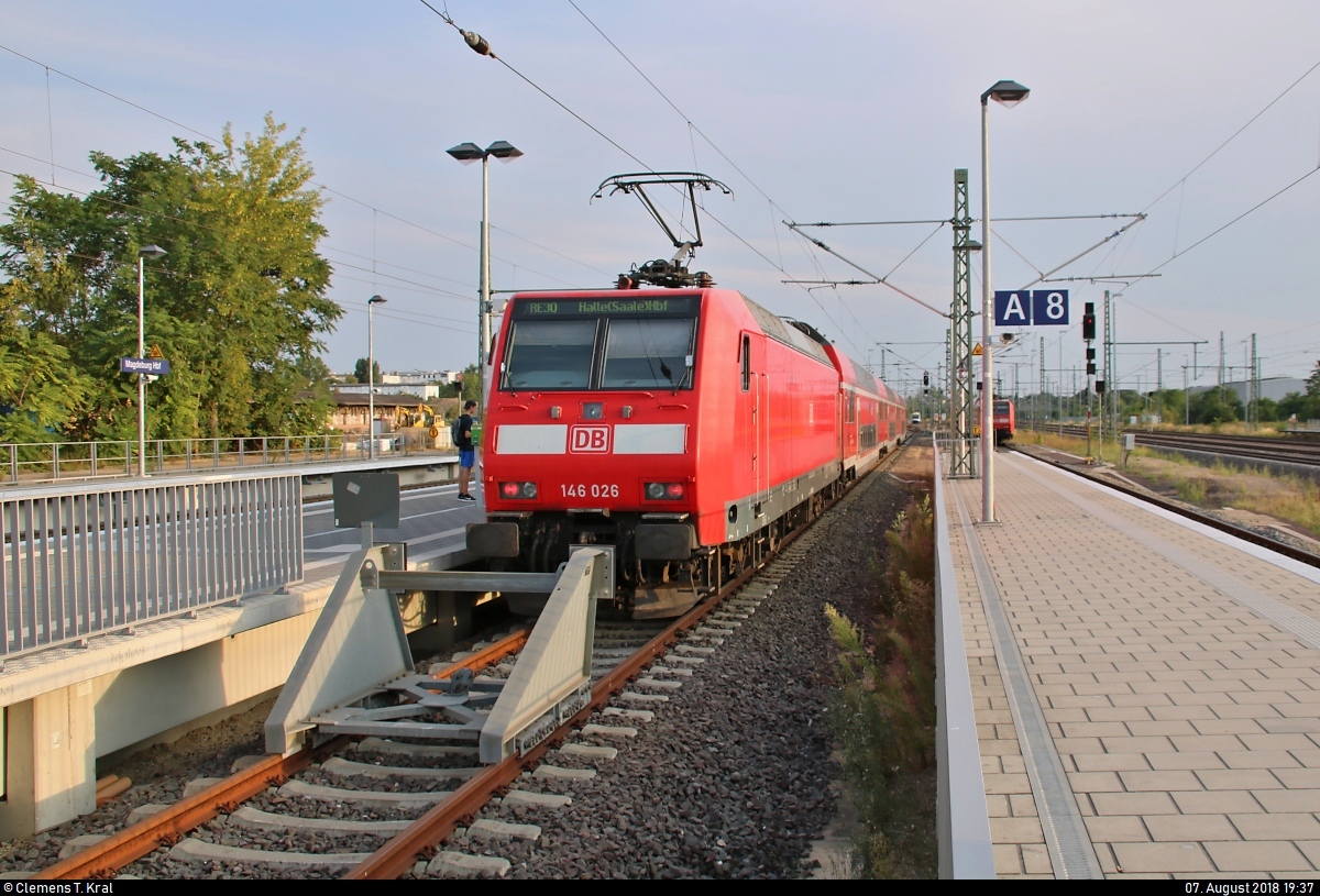 146 026 der Elbe-Saale-Bahn (DB Regio Südost) als RE 16335 (RE30) nach Halle(Saale)Hbf steht in seinem Startbahnhof Magdeburg Hbf auf Gleis 9.
[7.8.2018 | 19:37 Uhr]