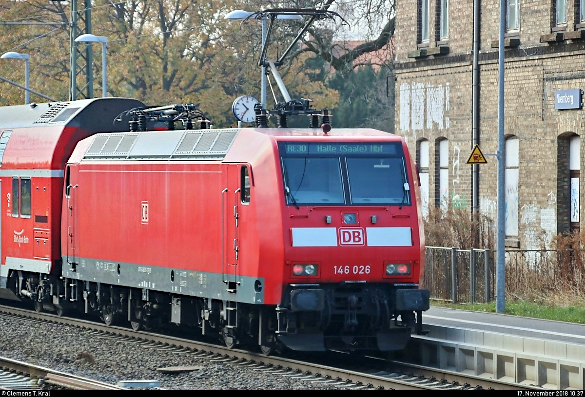 146 026 der Elbe-Saale-Bahn (DB Regio Südost) als RE 16315 (RE30) von Magdeburg Hbf nach Halle(Saale)Hbf steht im Bahnhof Niemberg auf der Bahnstrecke Magdeburg–Leipzig (KBS 340).
[17.11.2018 | 10:37 Uhr]