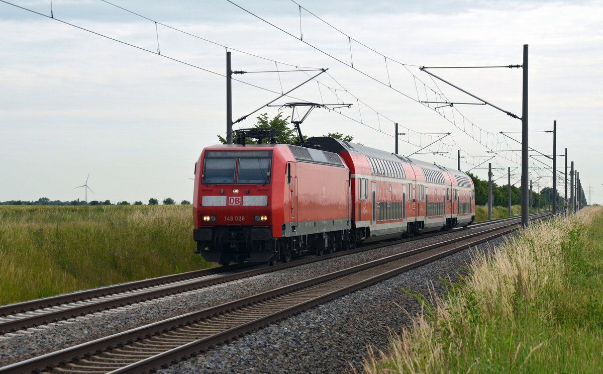 146 026 schleppte am 22.06.16 einen RE aus Magdeburg kommend durch Braschwitz Richtung Halle(S).