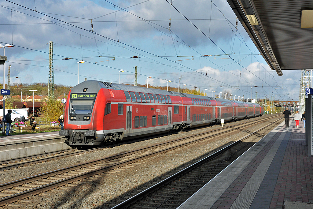 146 027 schiebt RE1 nach Aachen mit Dosto-Steuerwagen in Front in den Bf Düren - 13.11.2013