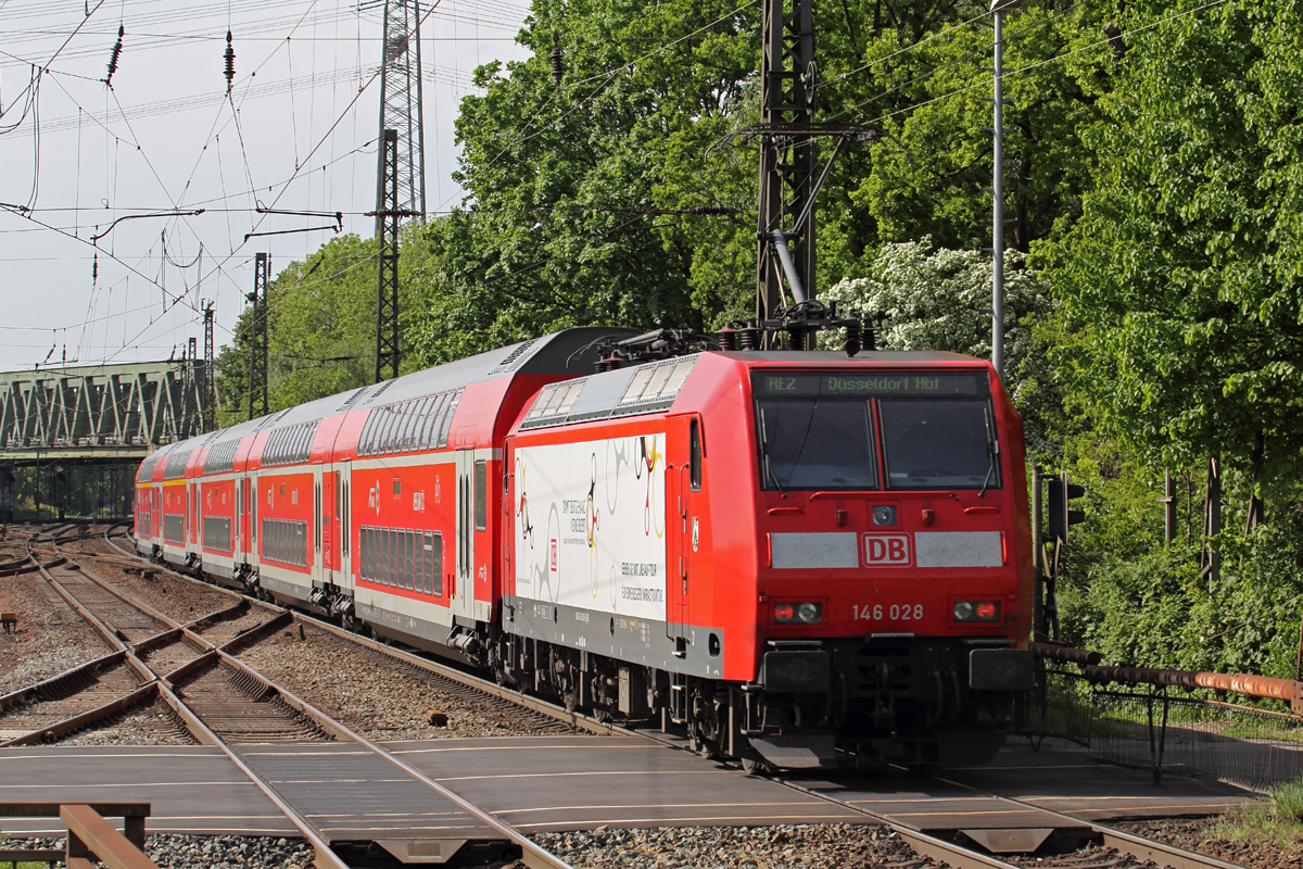 146 028 als Schublok hinter RE 2 nach Düsseldorf Hbf. durchfährt Recklinghausen-Süd 11.5.2015
