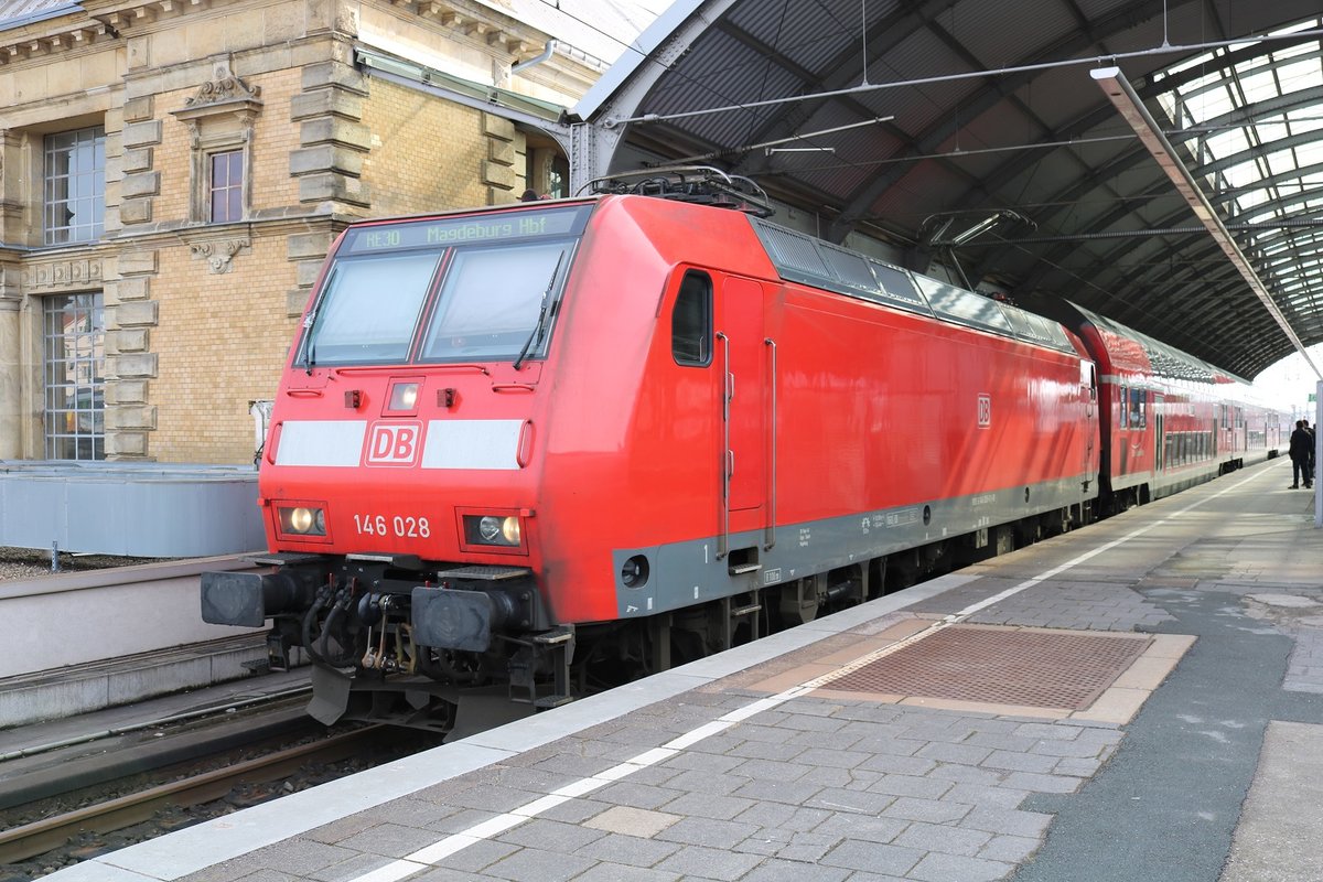 146 028 von DB Regio Südost steht mit dem verspäteten RE 16318 (RE30) von Naumburg(Saale)Hbf nach Magdeburg Hbf in Halle(Saale)Hbf auf Gleis 6 und wartet auf Ausfahrt. [25.2.2017]