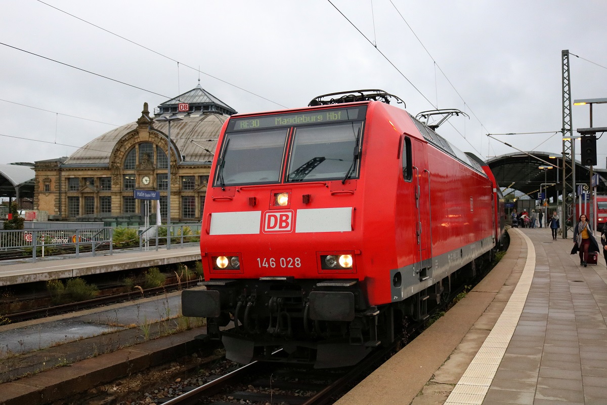 146 028 der Elbe-Saale-Bahn (DB Regio Südost) als verspäteter RE 16328 (RE30) von Naumburg(Saale)Hbf nach Magdeburg Hbf verlässt Halle(Saale)Hbf auf Gleis 4. [24.9.2017 - 17:19 Uhr]
