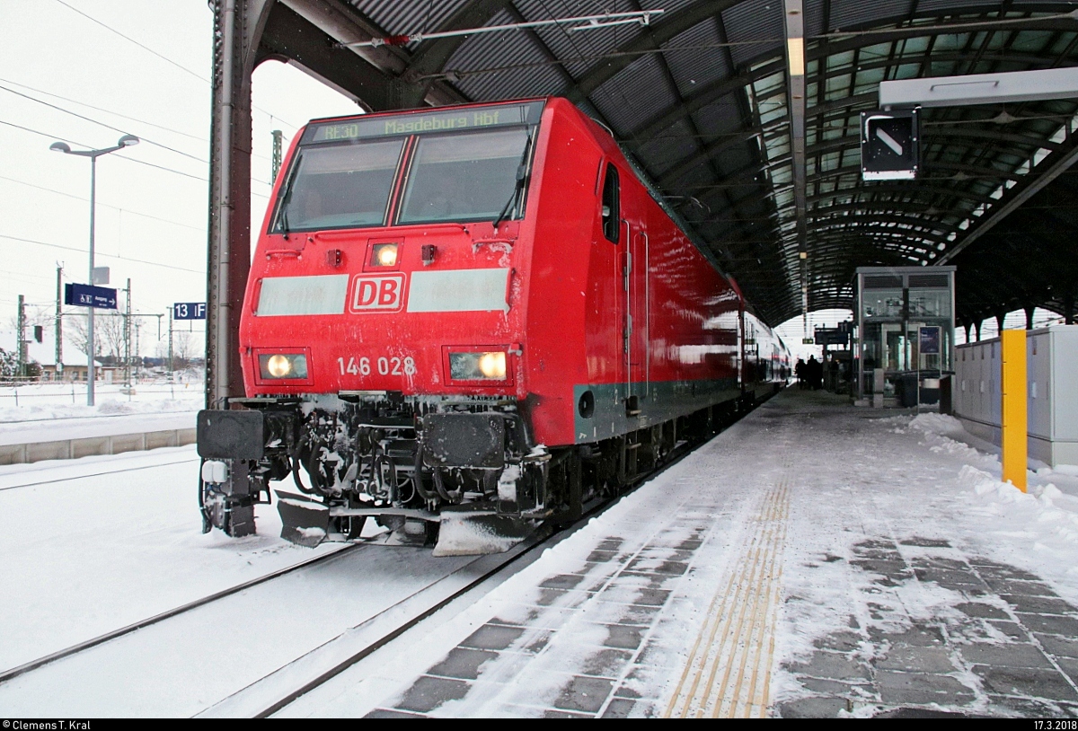 146 028 der Elbe-Saale-Bahn (DB Regio Südost) als verspäteter RE 16326 (RE30) nach Magdeburg Hbf steht in seinem Startbahnhof Halle(Saale)Hbf abweichend auf Gleis 11 E-G. [17.3.2018 | 16:56 Uhr]